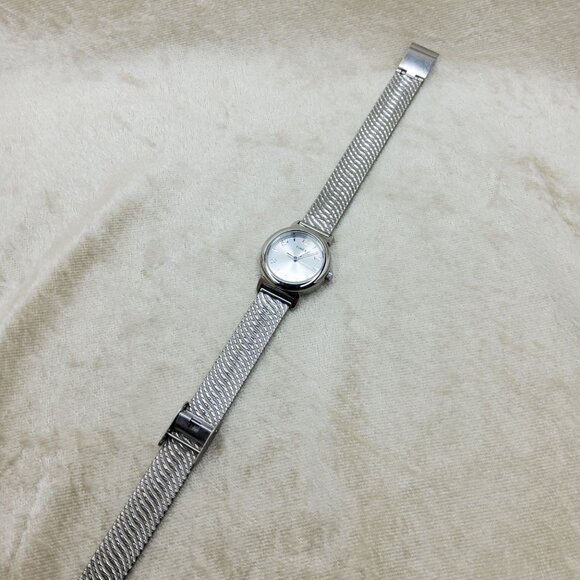 Vintage Timex Ladies Silver-Tone Dress Watch With Stainless Steel Expansion Band - Picture 5 of 9
